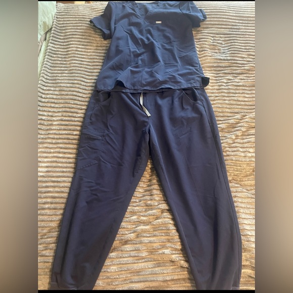 FIGS Navy Scrubs: XL joggers & M top - Picture 2 of 2